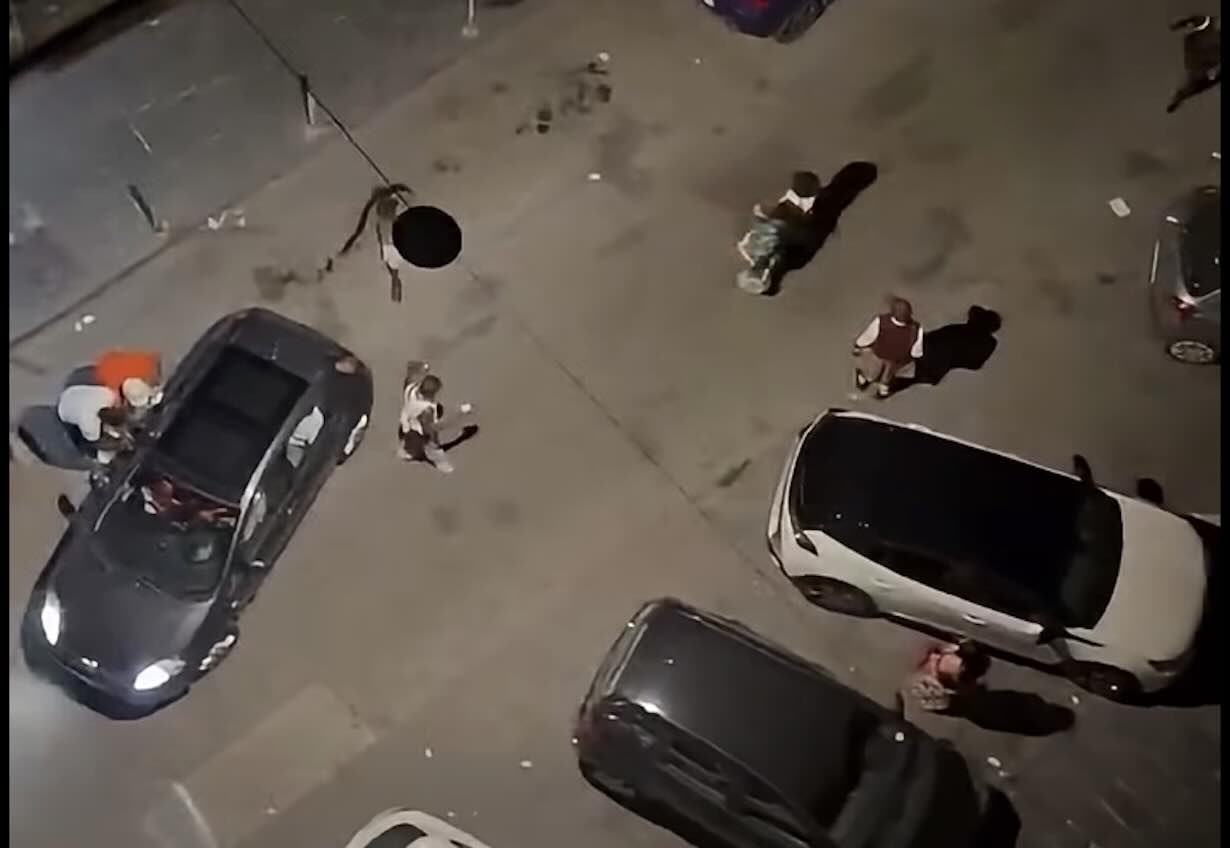 Napoli, rissa violenta al Vasto: il marciapiede di via Genova si tinge di sangue