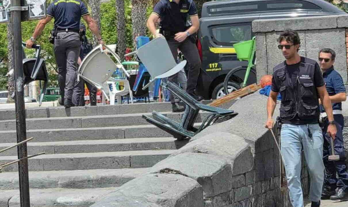 Sequestro al lido Mappatella: ombrelloni e sedie abusivi rimossi, residenti soddisfatti