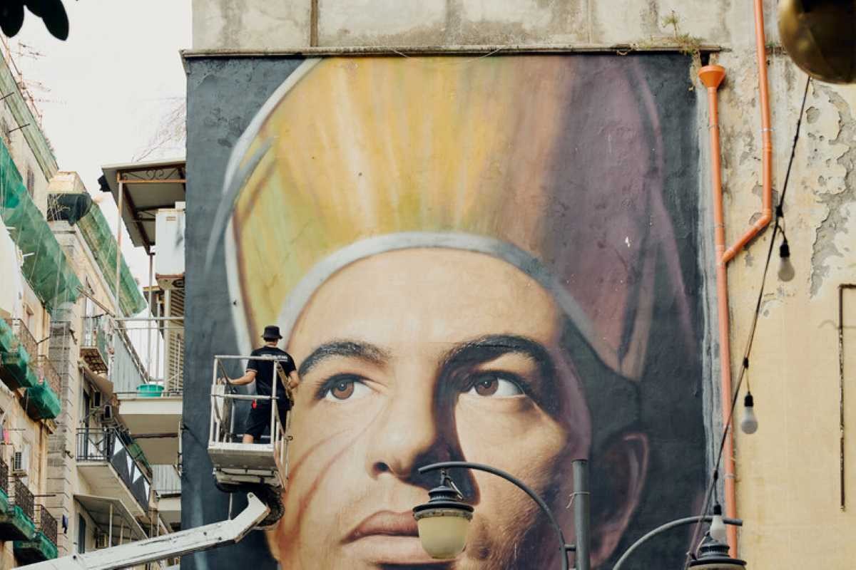 Napoli celebra San Gennaro: il murale di Jorit si rifà il look per un’importante ricorrenza