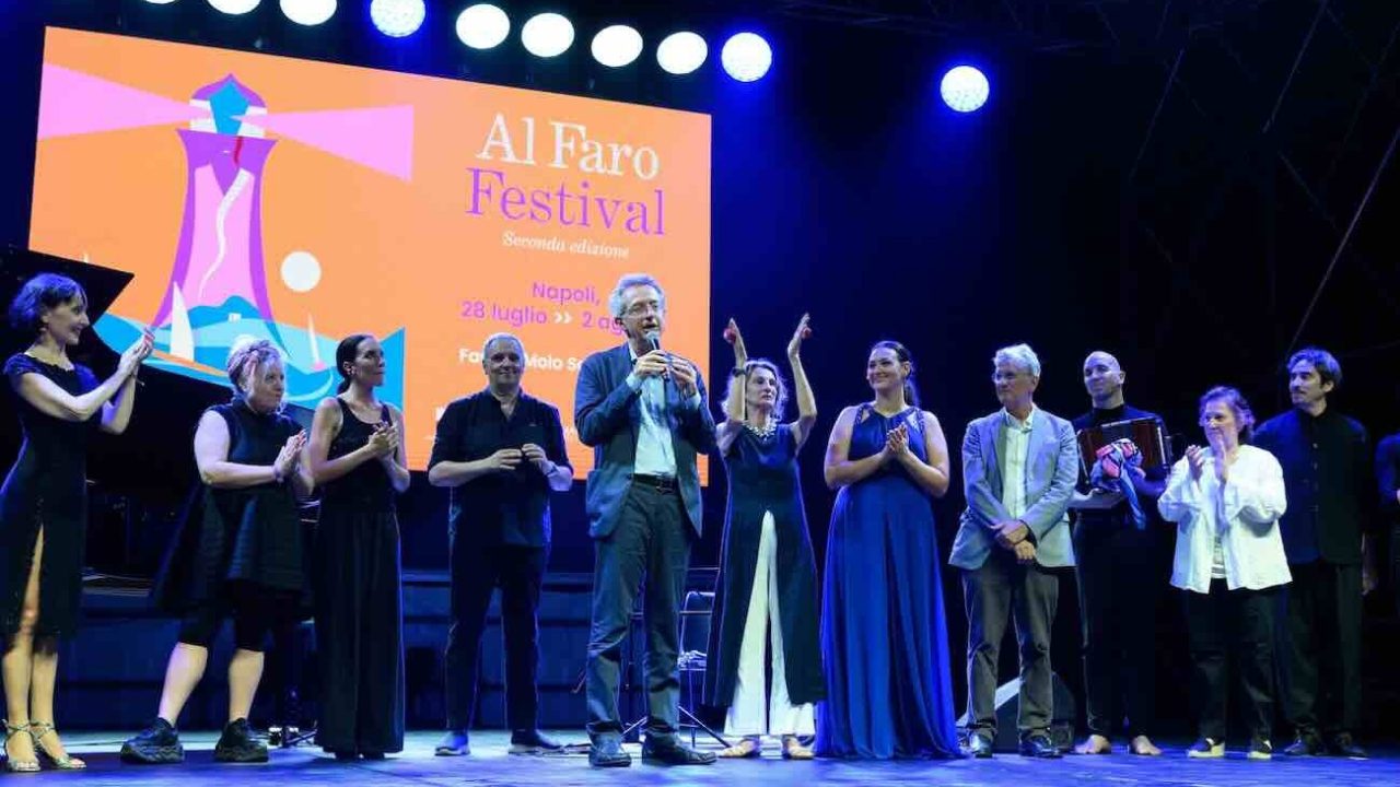 Faro illuminato: in cinquecento celebrano il ritorno del festival sul mare di Napoli