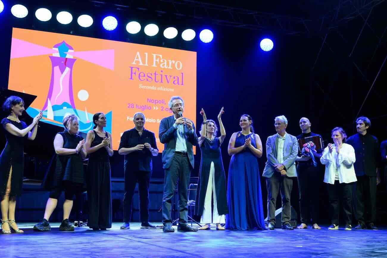 Faro illuminato: in cinquecento celebrano il ritorno del festival sul mare di Napoli