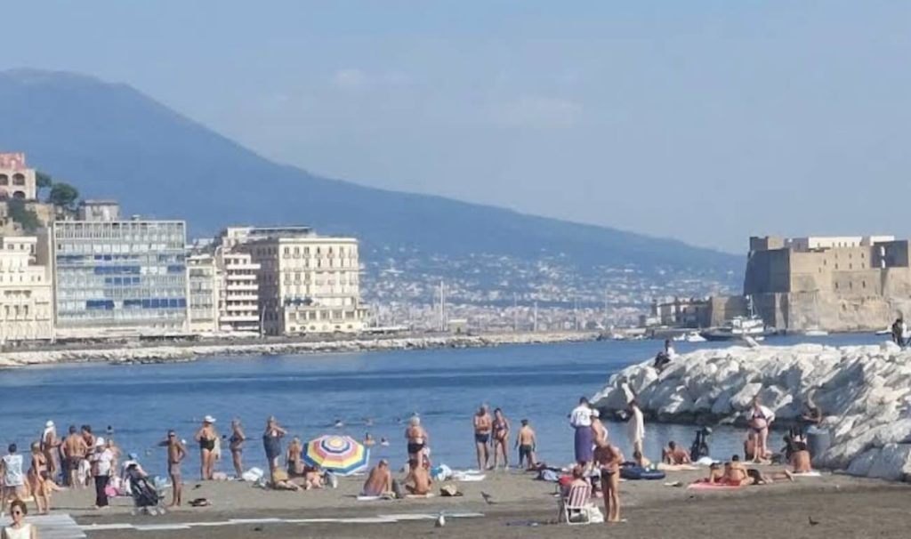 Napoli, ladri in gita: turisti derubati mentre i malviventi fanno shopping con il bancomat rubato