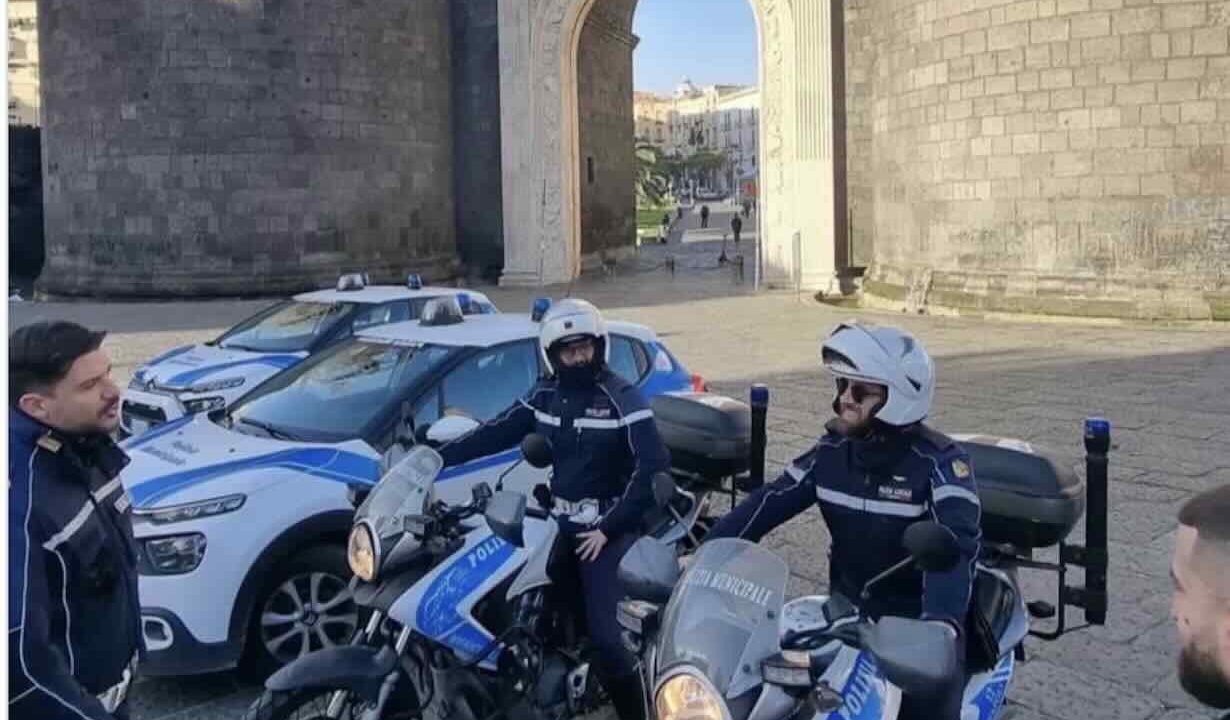 Napoli, aggressione ai vigili dopo uno scippo: un arresto sotto sorveglianza domiciliaria