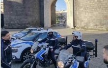 Napoli, aggressione ai vigili dopo uno scippo: un arresto sotto sorveglianza domiciliaria