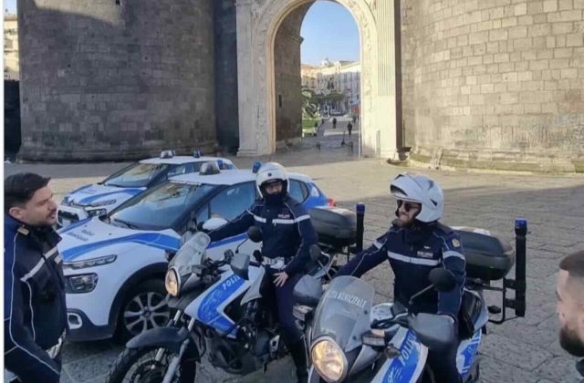 Napoli, aggressione ai vigili dopo uno scippo: un arresto sotto sorveglianza domiciliaria