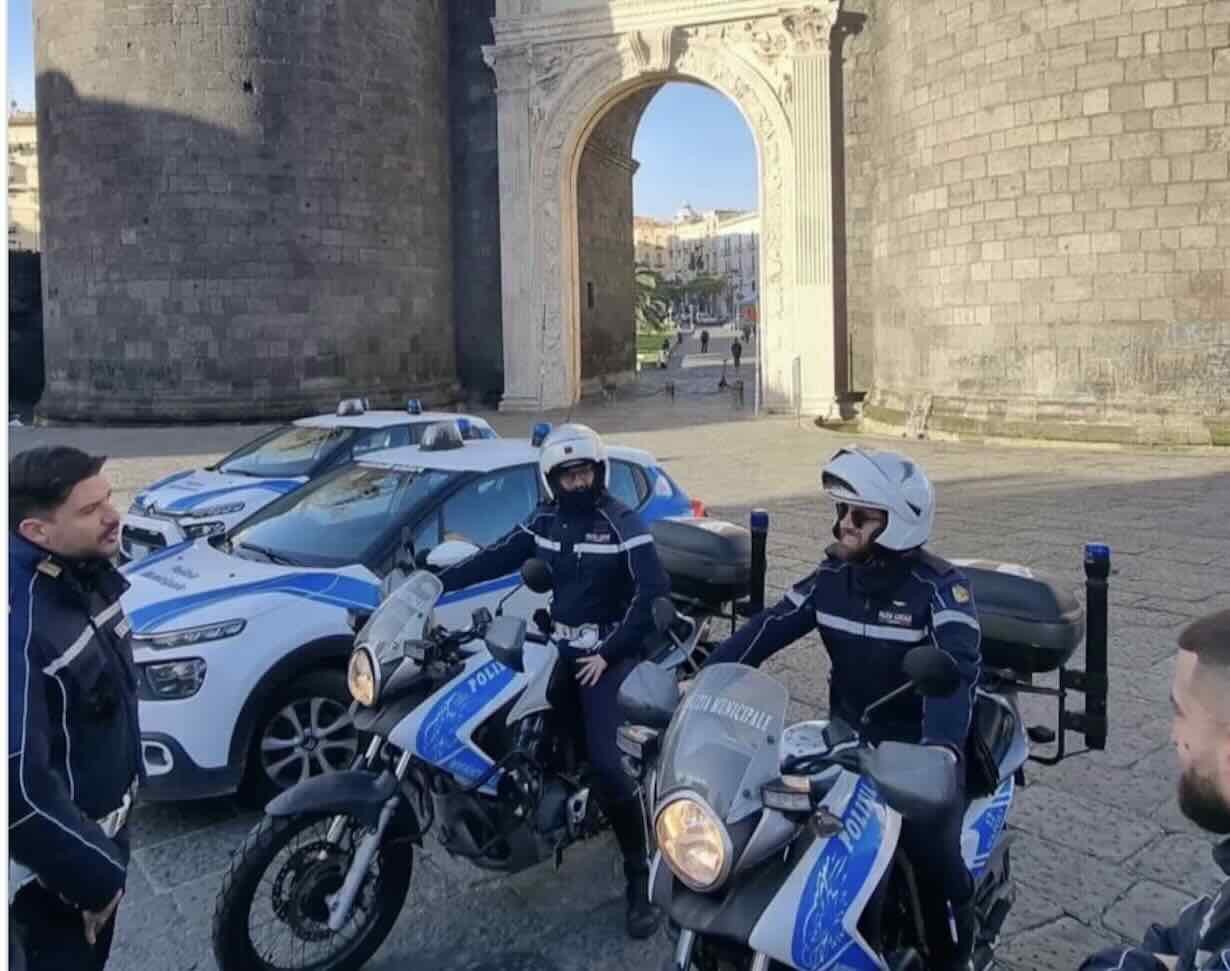 Napoli, aggressione ai vigili dopo uno scippo: un arresto sotto sorveglianza domiciliaria
