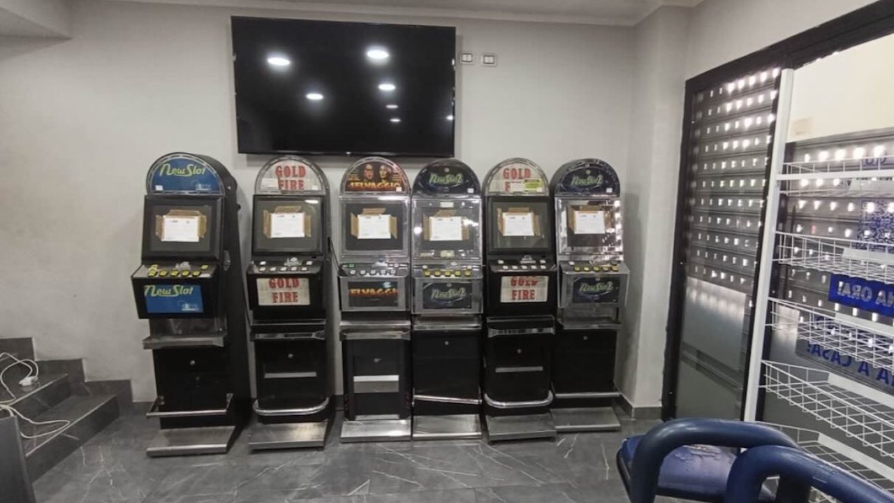 Napoli, sei slot machine abusive bloccate in un bar: sanzione da 66mila euro per il titolare