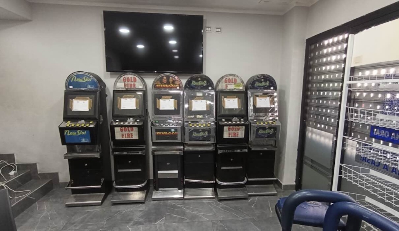Napoli, sei slot machine abusive bloccate in un bar: sanzione da 66mila euro per il titolare