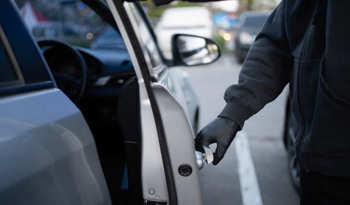 Napoli, tentato furto d’auto in via Firenze: arrestato un 45enne in flagranza di reato