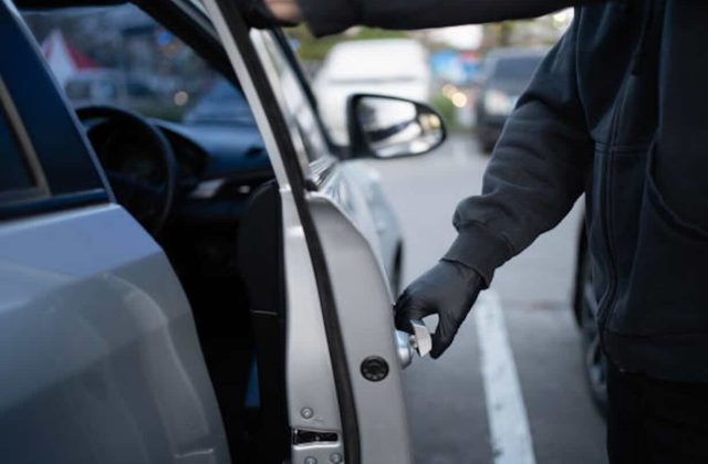 Napoli, tentato furto d’auto in via Firenze: arrestato un 45enne in flagranza di reato