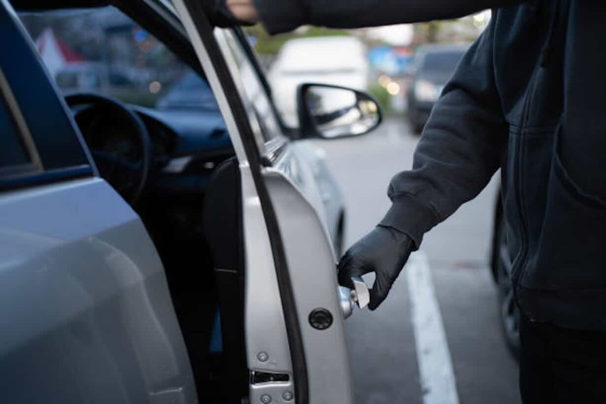 Napoli, tentato furto d’auto in via Firenze: arrestato un 45enne in flagranza di reato