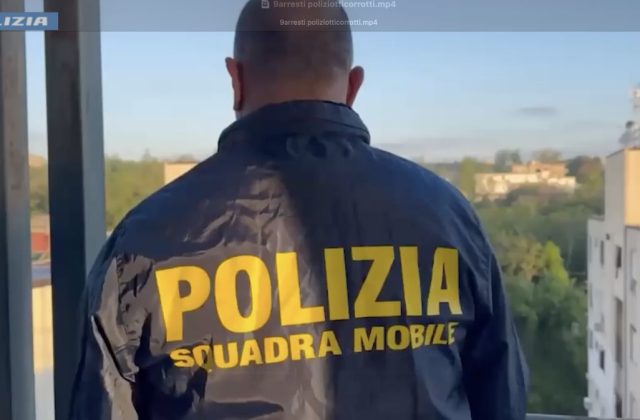 Arrestato a Napoli: scoperto un arsenale in casa, interviene la Squadra Mobile