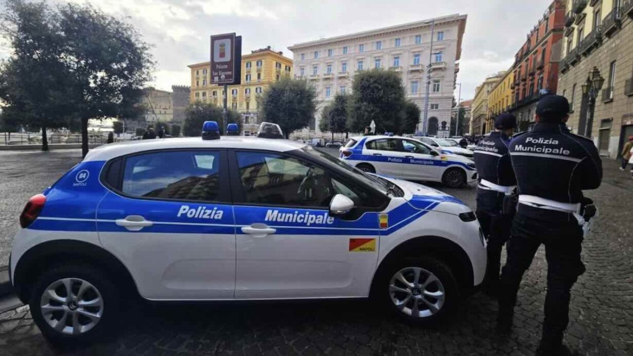 Napoli, il Comune mette il freno: otto locali bloccati per irregolarità sui dehors
