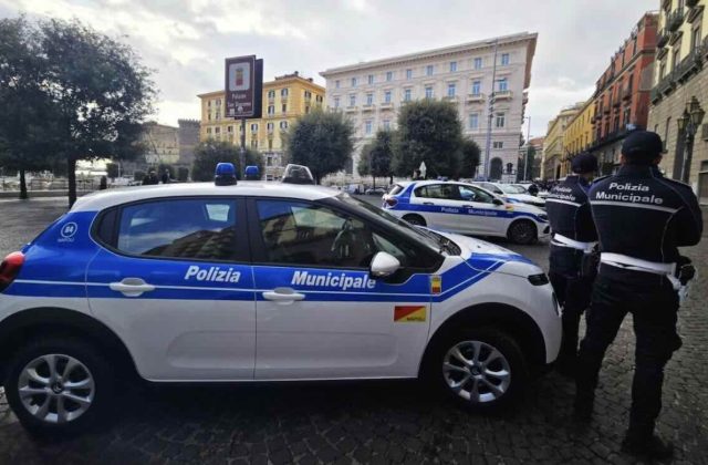 Napoli, il Comune mette il freno: otto locali bloccati per irregolarità sui dehors
