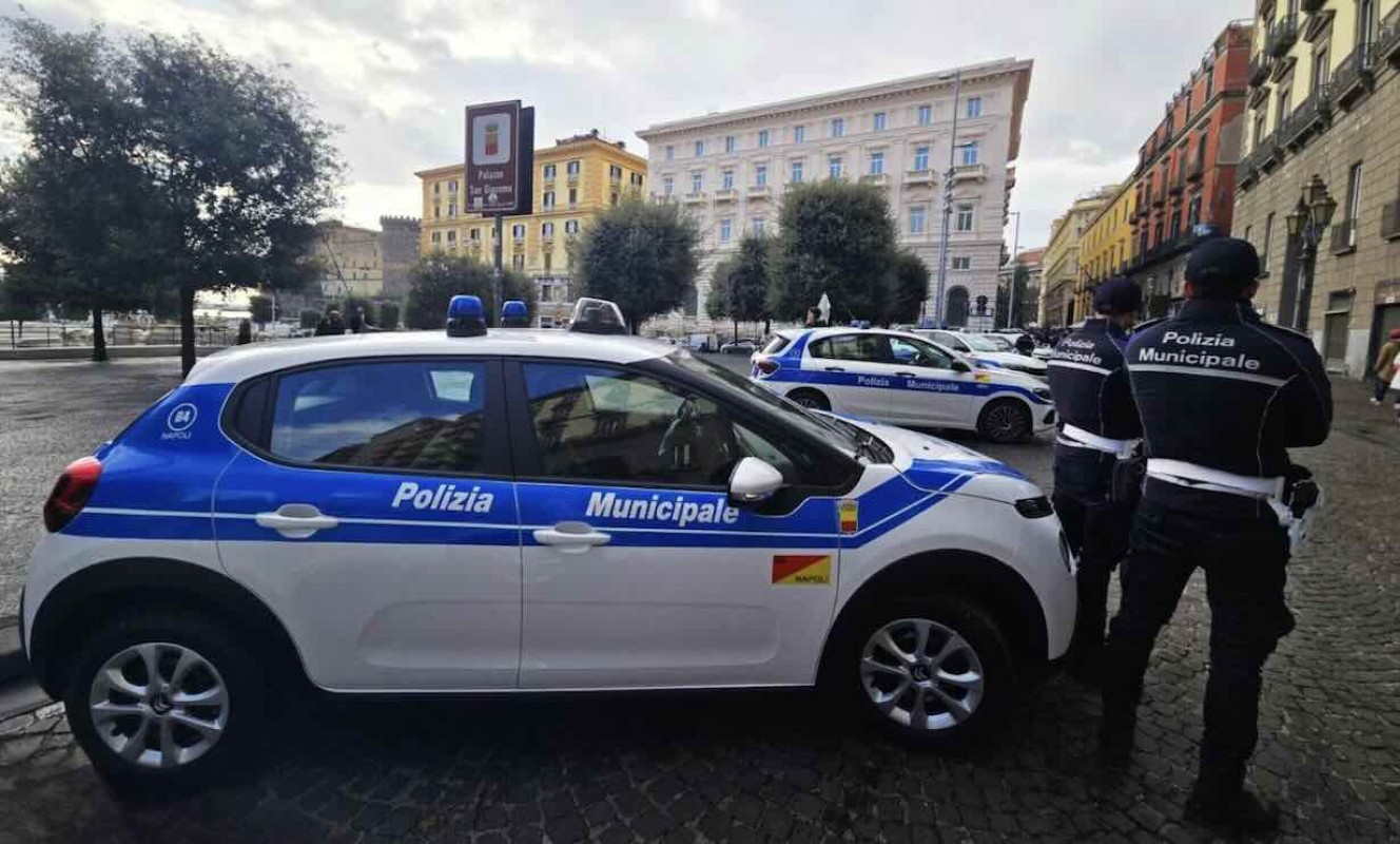 Napoli, il Comune mette il freno: otto locali bloccati per irregolarità sui dehors