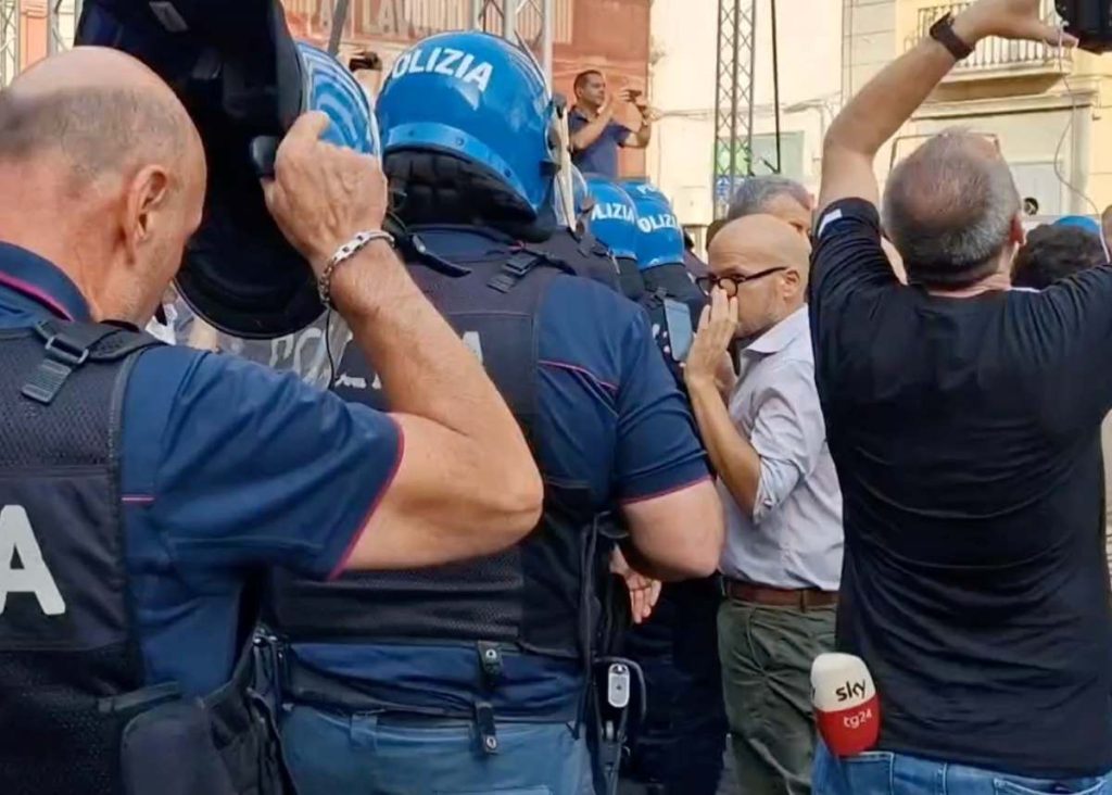 Napoli, tensione alle porte dell’evento: disoccupati in protesta contro le forze dell’ordine