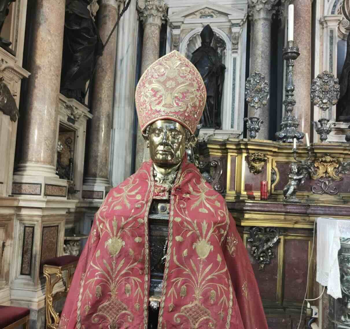 Furto sventato al Duomo di Napoli: ladro cerca di rubare la mitra di San Gennaro