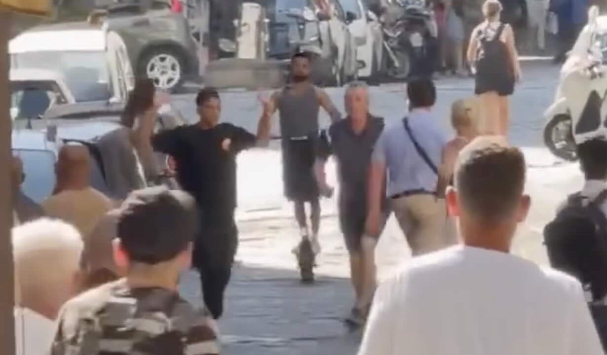Corso Umberto nel caos: turisti a caccia di un ladro dopo tentato scippo