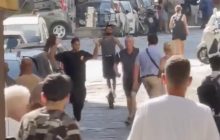 Corso Umberto nel caos: turisti a caccia di un ladro dopo tentato scippo