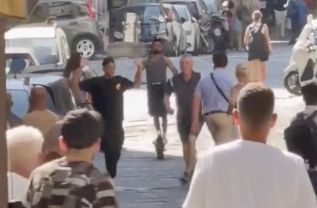 Corso Umberto nel caos: turisti a caccia di un ladro dopo tentato scippo