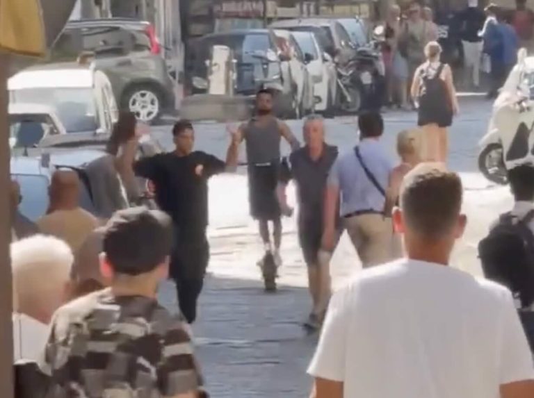Corso Umberto nel caos: turisti a caccia di un ladro dopo tentato scippo