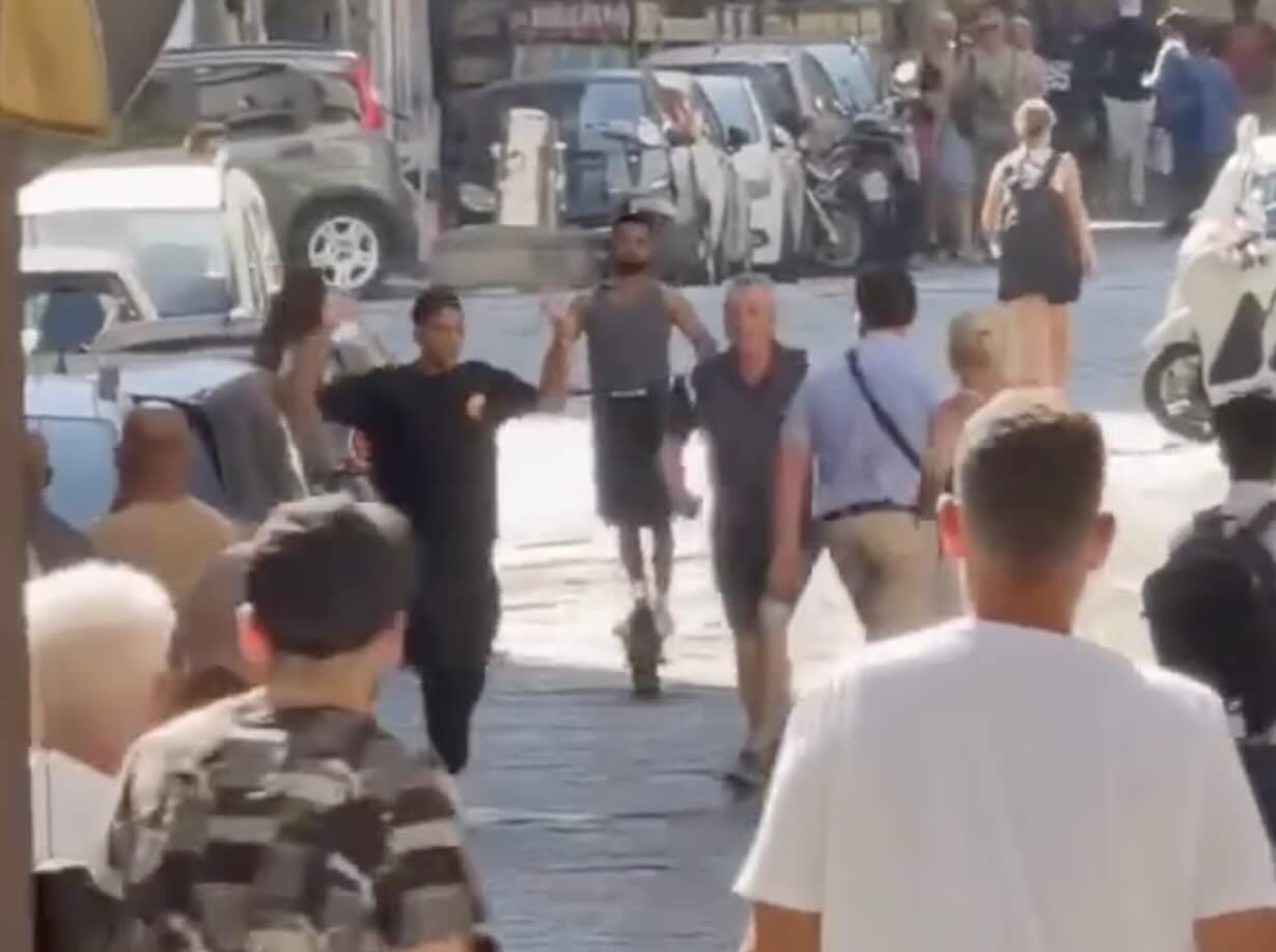 Corso Umberto nel caos: turisti a caccia di un ladro dopo tentato scippo