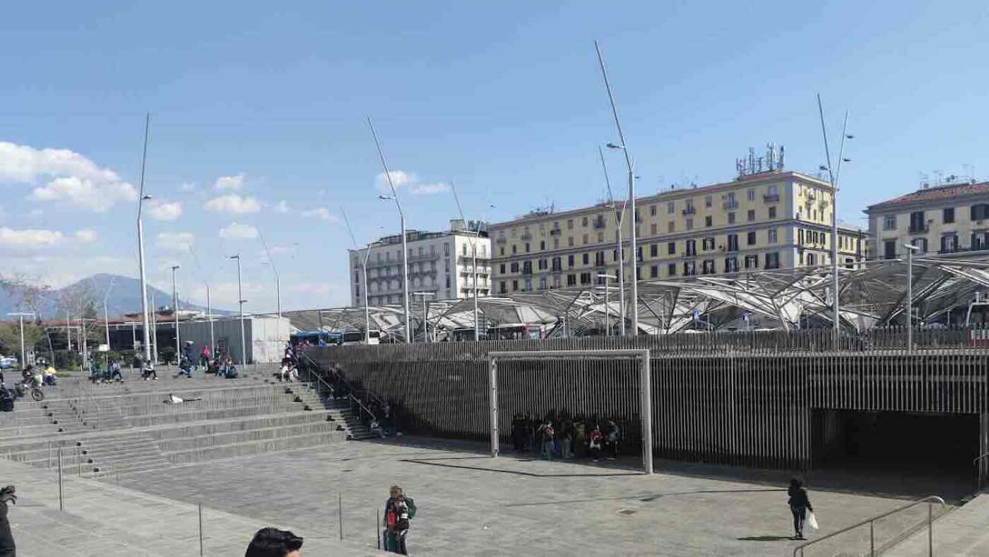 Panic in Piazza Garibaldi: inseguimento mozzafiato e due arresti tra la folla