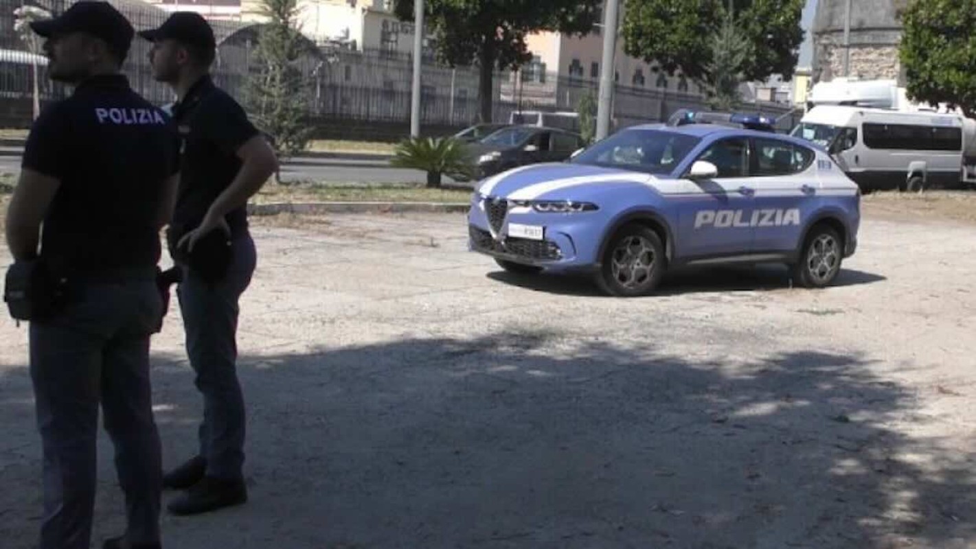 Napoli, paura in via Marina: lite finisce con un accoltellamento in pieno giorno
