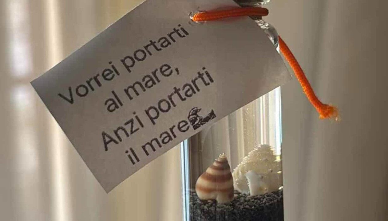 Napoli, studenti di Infermieristica regalano un ‘mare in boccetta’ ai pazienti oncologici: un gesto che scalda il cuore