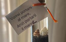 Napoli, studenti di Infermieristica regalano un ‘mare in boccetta’ ai pazienti oncologici: un gesto che scalda il cuore
