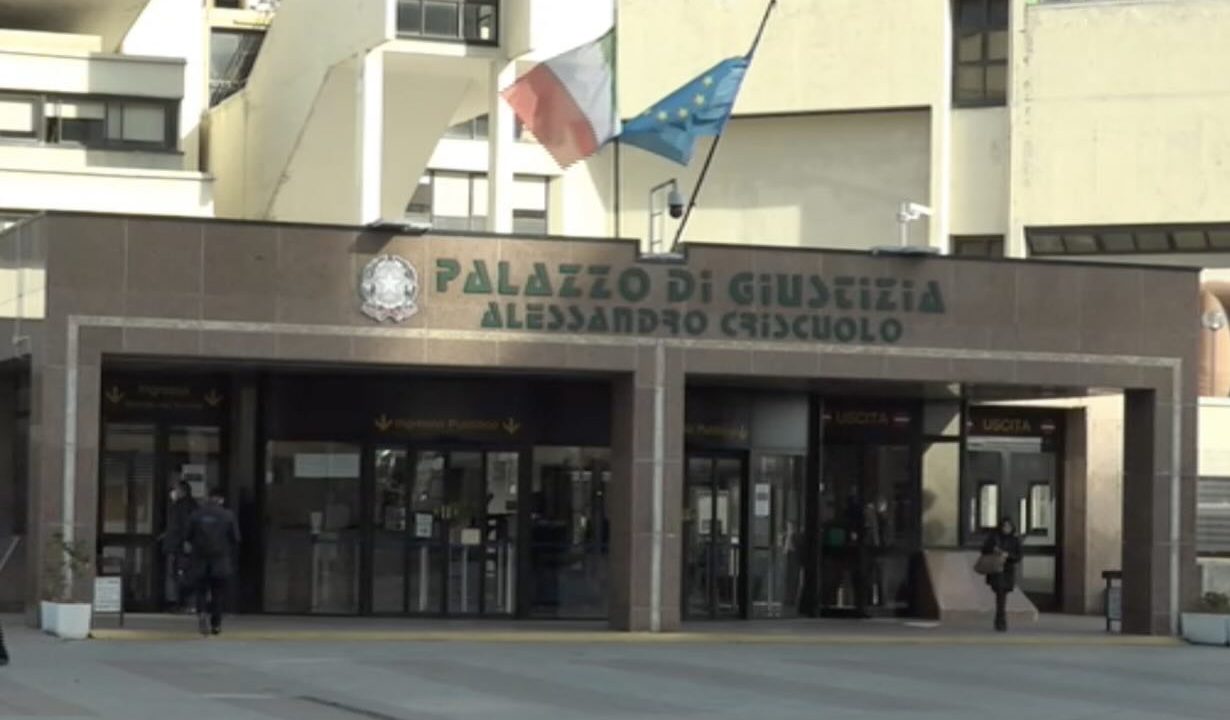 Scuola a Napoli, il Tribunale mette fine agli abusi nei contratti a termine: vittoria per i lavoratori