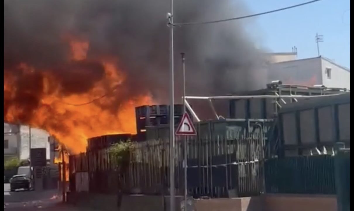 Striano in allerta: incendio devasta fabbrica dismessa, preoccupazione tra i residenti