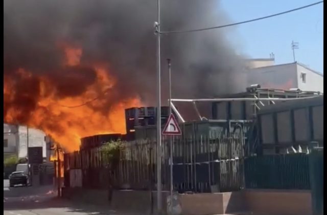 Striano in allerta: incendio devasta fabbrica dismessa, preoccupazione tra i residenti
