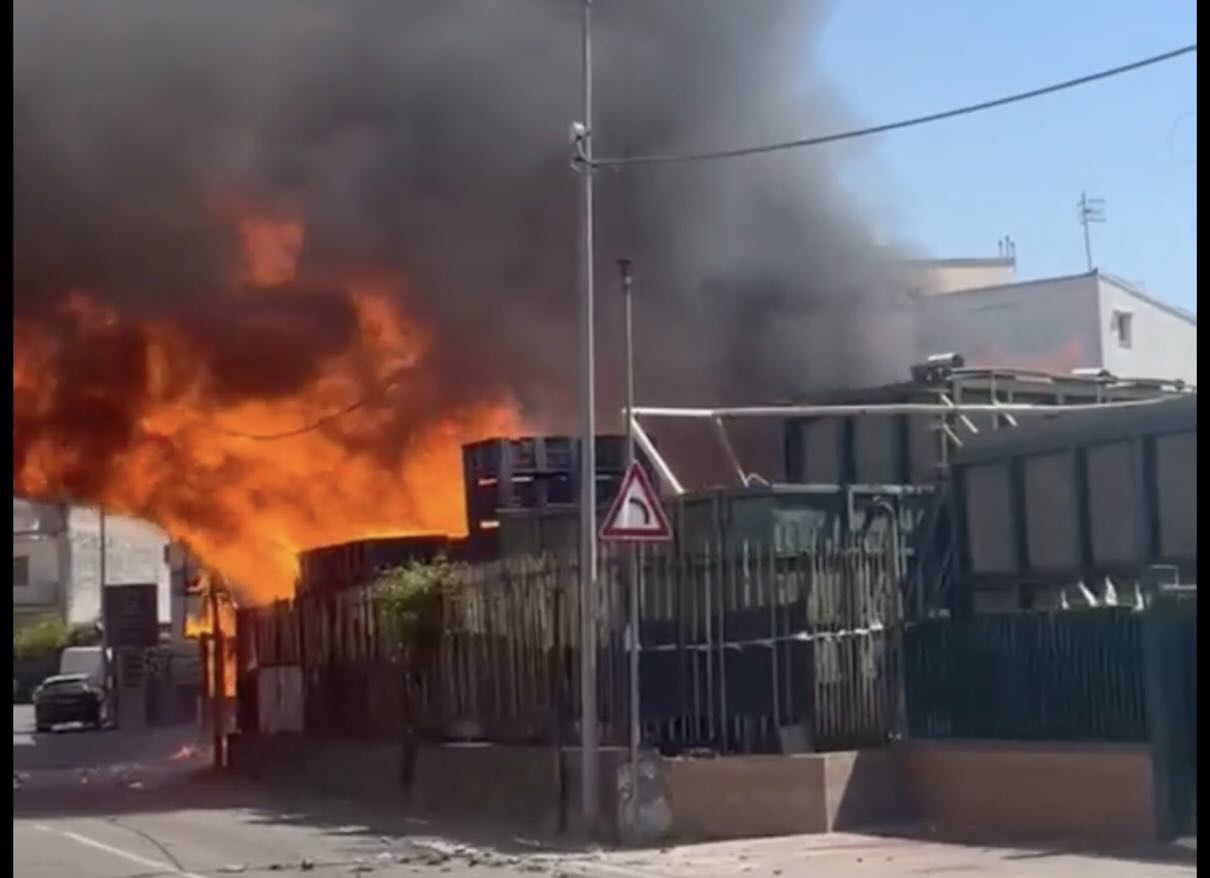 Striano in allerta: incendio devasta fabbrica dismessa, preoccupazione tra i residenti