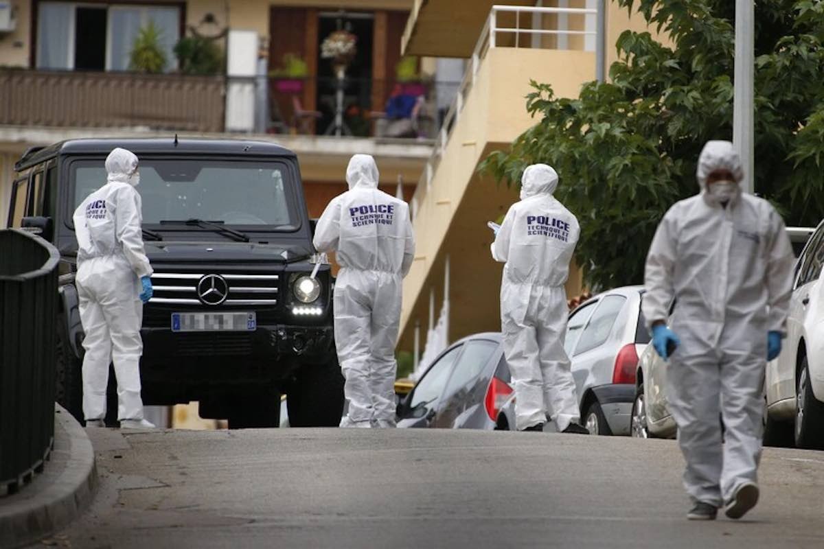 Tragedia a Orange: scoperti cinque neonati senza vita in una casa, shock in comunità