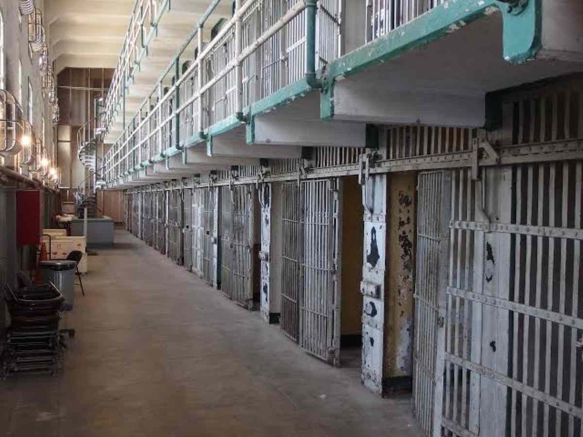 Poggioreale, detenuti in celle per 22 ore: Ciambriello denuncia la mancanza di 200 agenti