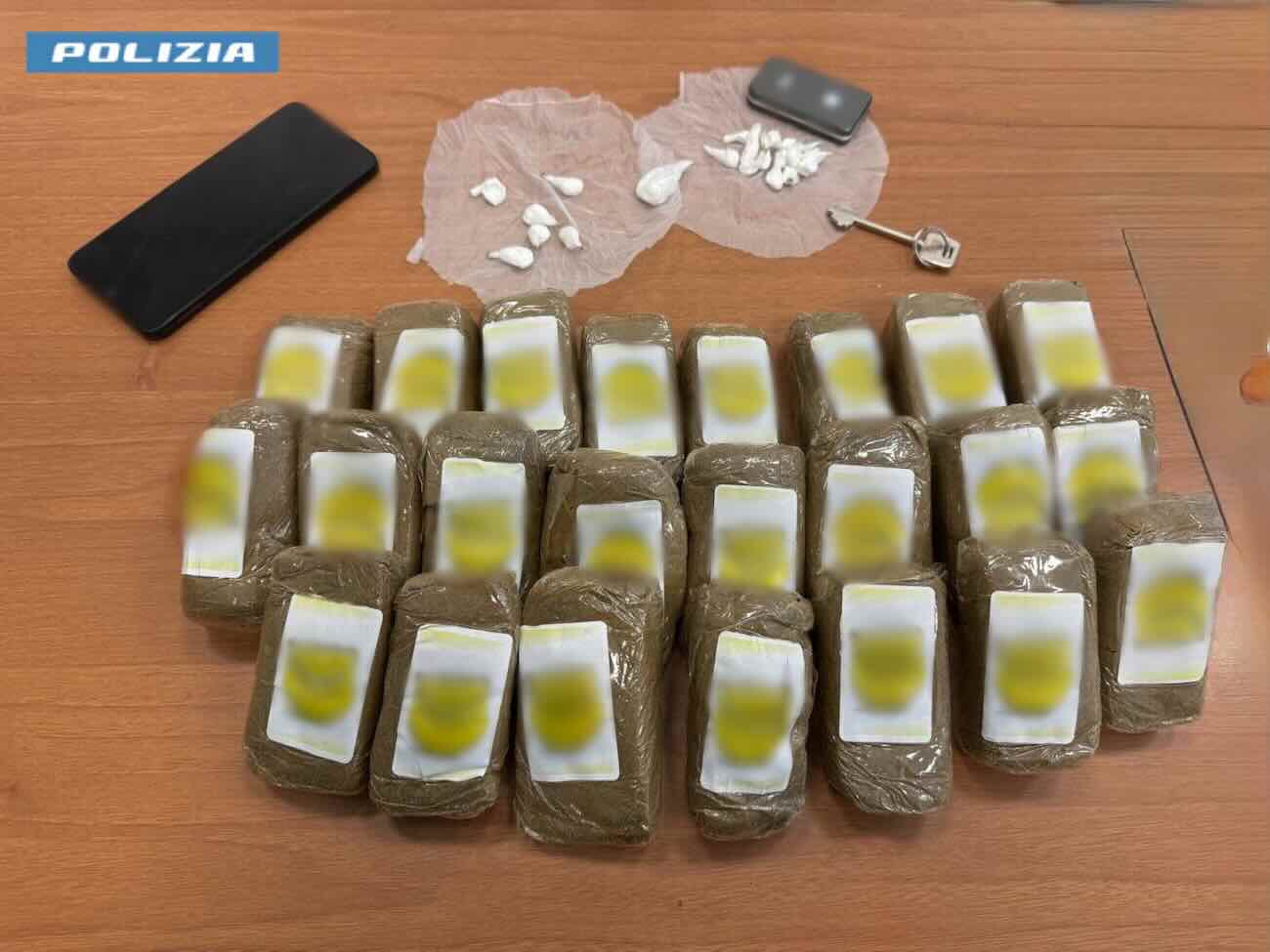 Quartieri Spagnoli, 5 chili di droga sequestrati: operazione delle forze dell’ordine in corso