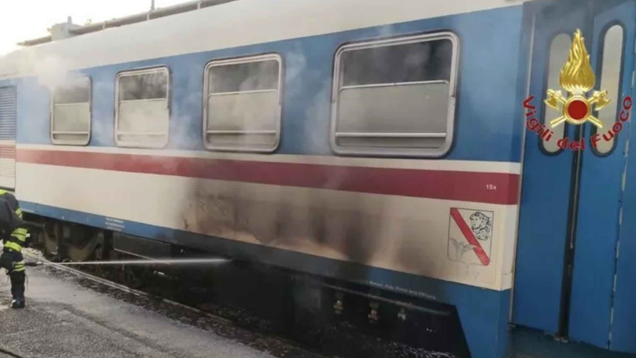 Caiazzo, paura in stazione: evacuato treno regionale per incendio