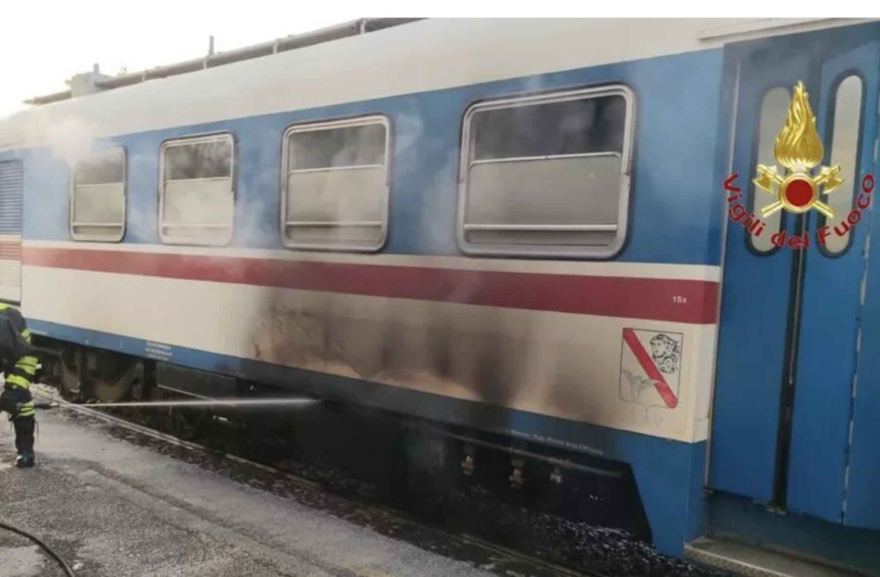 Caiazzo, paura in stazione: evacuato treno regionale per incendio