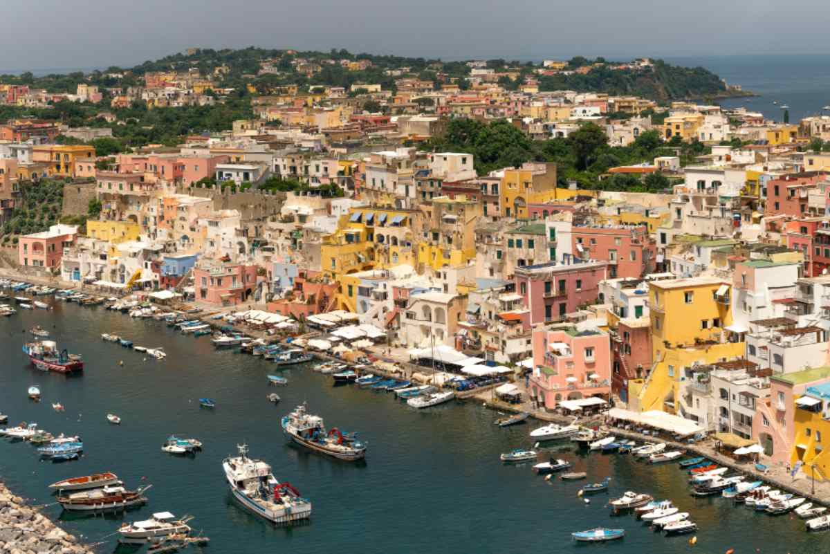 Procida, il sindaco alza la voce: «Senza Tac e raggi, l’ospedale è un pericolo per la comunità»