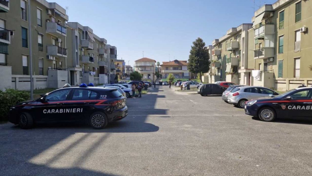 Qualiano, intervento straordinario: 23 denunciati per abusi edilizi e furto di energia nei palazzi popolari