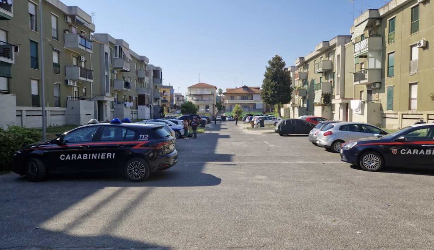 Qualiano, intervento straordinario: 23 denunciati per abusi edilizi e furto di energia nei palazzi popolari