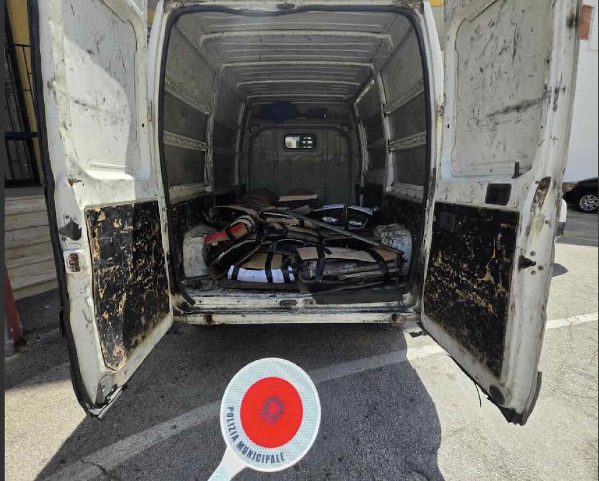 Qualiano, blitz delle forze dell’ordine: furgone carico di pezzi di ricambio sotto sequestro