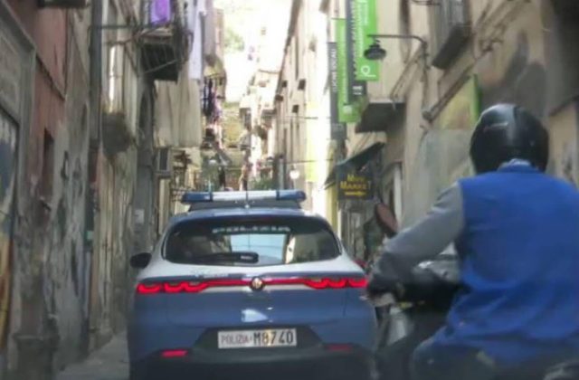 Quartieri Spagnoli, blitz delle forze dell’ordine: sequestrati droga e proiettili tra storie di vita…