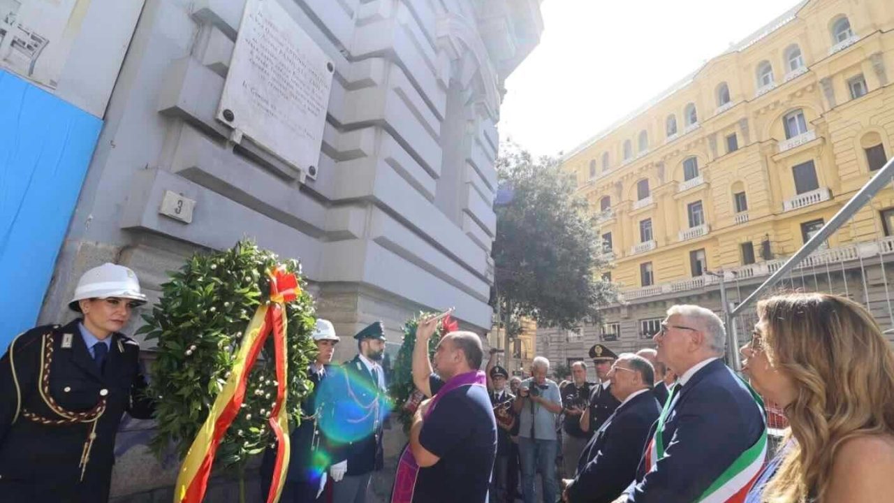 Napoli in lutto: la città onora Ammaturo e Paola, non dimentichiamo il loro sacrificio.