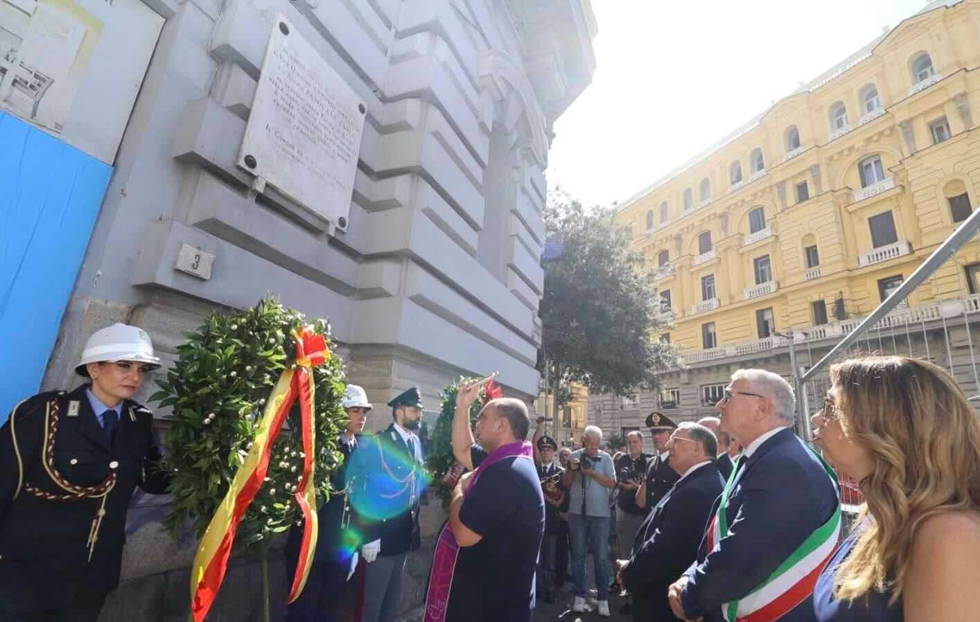 Napoli in lutto: la città onora Ammaturo e Paola, non dimentichiamo il loro sacrificio.