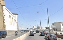 Clochard accoltellato in via Acton: la comunità chiede giustizia e sicurezza nella notte di Napoli