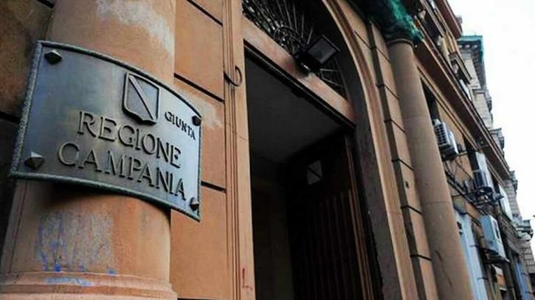 Regione Campania, lavorare a 40 gradi: uffici soffocanti senza aria condizionata