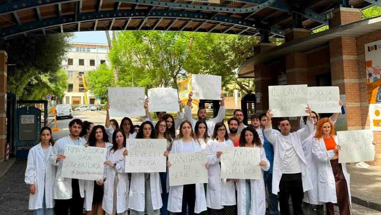 Pascale in allerta: i lavoratori protestano per i tagli alla ricerca oncologica