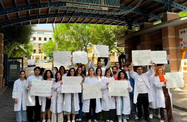Pascale in allerta: i lavoratori protestano per i tagli alla ricerca oncologica
